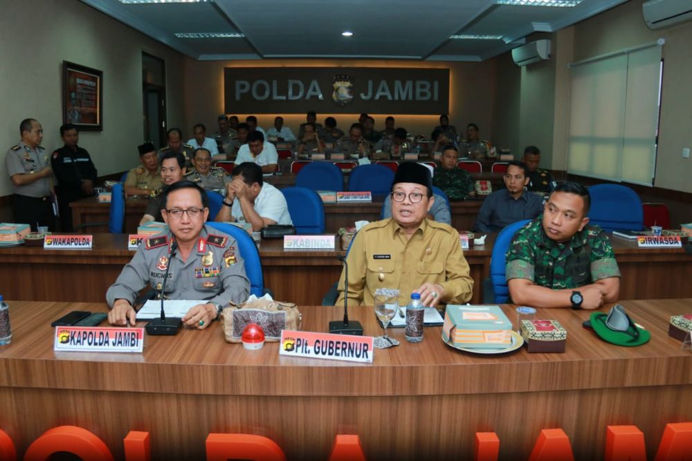 Pelaksanaan komunikasi via Teleconference dengan Menkopolhukam, Mendagri, Kapolri, Panglima TNI, KPU dan Bawaslu , Senin (25/6) bertempat di Mapolda Jambi. Hadir pada kesempatan tersebut Kapolda Jambi, Brigjen Pol. Muchlis AS, Kasrem 042/Gapu, Letkol Inf. Harry Sassono Utama,SH, perwakilan Kajati, dan pihak terkait, KPU, Bawaslu.