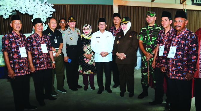 Plt Gubernur bersama Forkopimda foto bersama panita di TPS