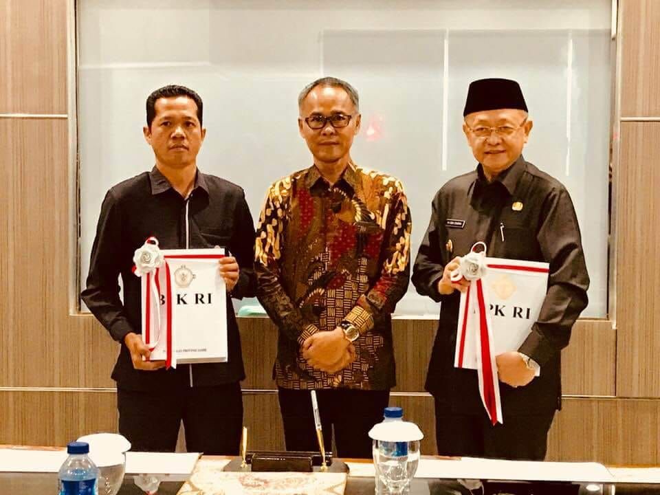 Waka DPRD Sarolangun Mendampingi Bupati menerima WTP.