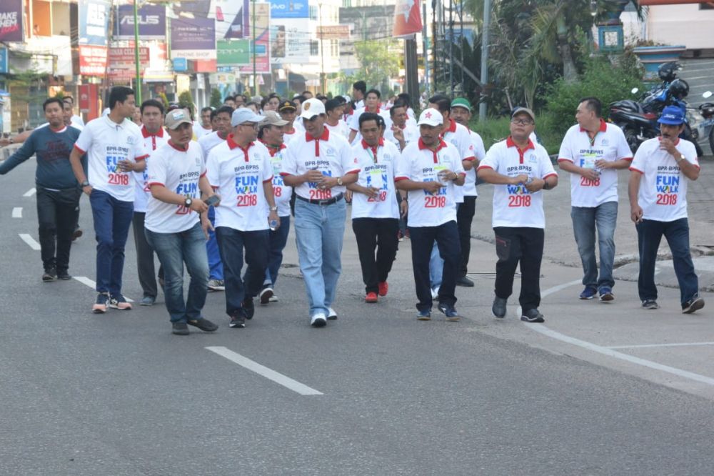 Santai (Fun Walk) dalam rangka Memperingati Hari Bank Perkreditan Rakyat/Bank Perkreditan Syariah Nasional (BPR/BPRS) Tingkat Provinsi Jambi Tahun 2018, bertempat di Stadion Tri Lomba Juang (KONI) Jambi, Minggu (08/07/2018) pagi.