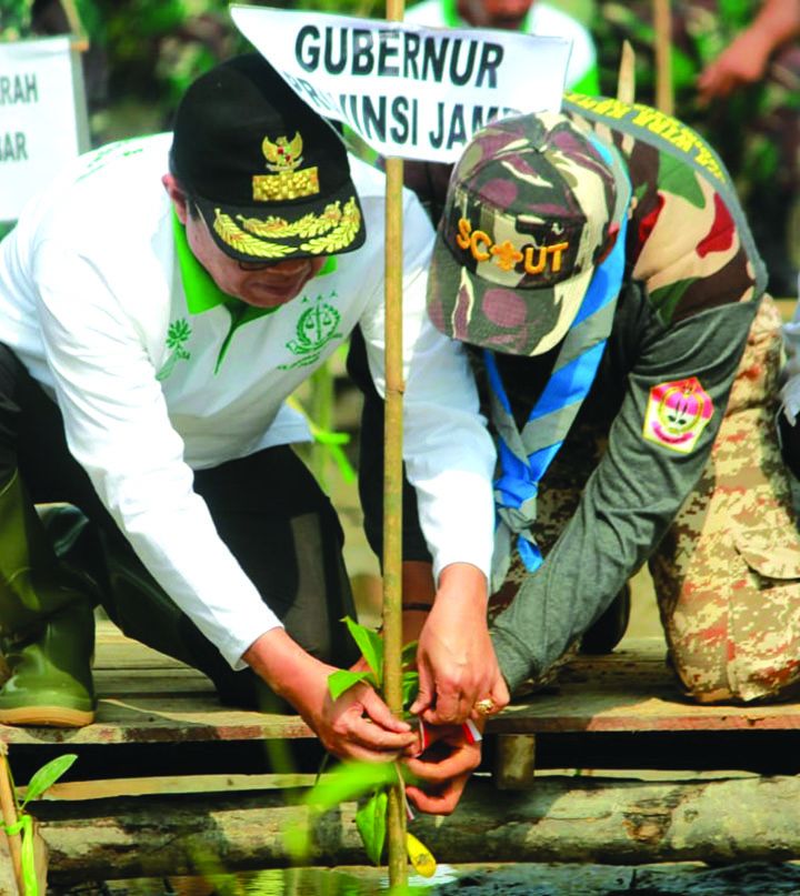 Penanaman Pohon Mangrove dalam rangka Hari Bhakti Adhyaksa Ke-58 Tahun 2018 dan Hari Ulang Tahun Ikatan Adhyaksa Dharmakarini Ke-18 Tahun 2018, bertempat di Pelabuhan Penyeberangan Roro Kuala Tungkal, Kabupaten Tanjung Jabung Barat, Senin (16/07).