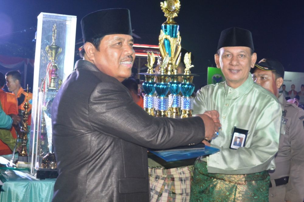 Sekda Menyerah Piala juara umum  MTQ, sekaligus Menutup MTQ ke-48 Tingkat Provinsi Jambi, bertempat di di Arena Bumi Utama Fastabiqul Khairat Muaro Bulian Kabupaten Batanghari, Kamis (26/07/2018) malam.