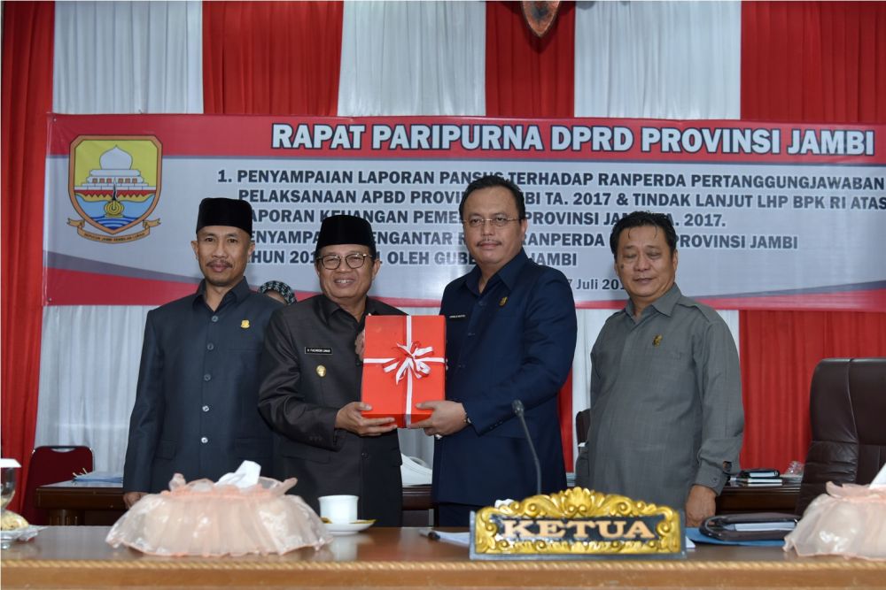  Rapat Paripurna DPDR Provinsi Jambi dalam rangka Pengambilan Keputusan Dewan terhadap Ranperda Pertanggungjawaban Pelaksanaan APBD tahun 2017, bertempat di Ruang Rapat Paripurna Gedung DPRD Provinsi Jambi, Jumat (27/7).