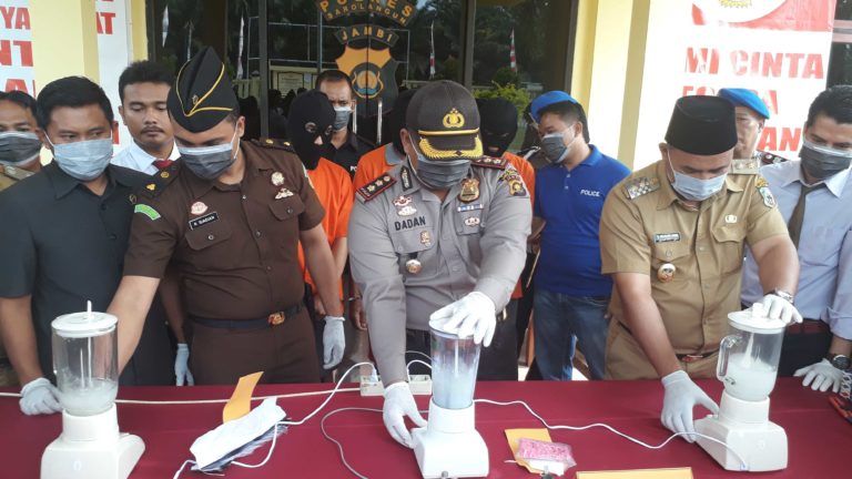 Saat berlangsungnya pemusnahan BB 1 Kg sabu dan 445 butir pil ekstasi di Mapolres Sarolangun Senin 30 Juli 2018
