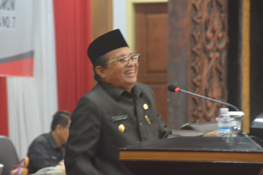 Plt Gubernur Jambi Fachrori saat menyampaikan penjelasan perubahan RPJMD Pemprov Jambi di paripurna DPRD.