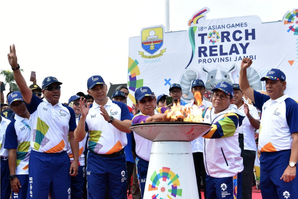 Plt Gubernur bersama Kapolda menyalakan torch relayKirab Obor Asian Games 2018 di lapangan Kantor Gubernur.