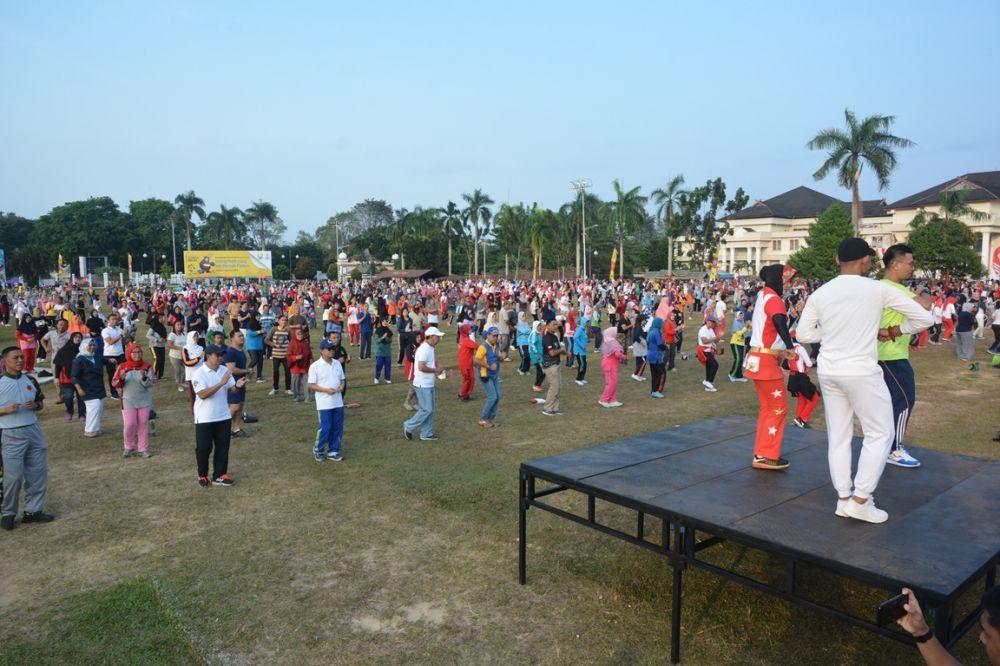 Plt Gubernur Jambi Fachrori adakan senam poco-poco bersama masyrakat jambi.