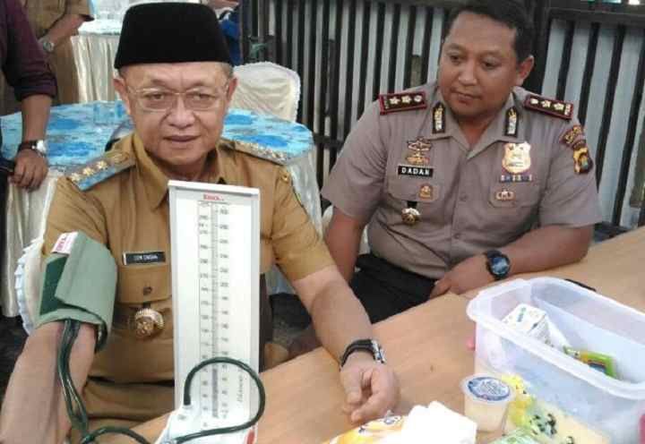 Petugas medis RSUD Chatib Quzwein periksa tensi darah Bupati H Cek Endra