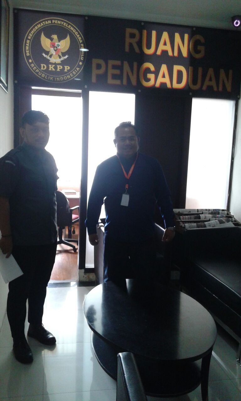 Irawadi Uska ketika menyampaikan pengaduan ke gedung DKPP RI