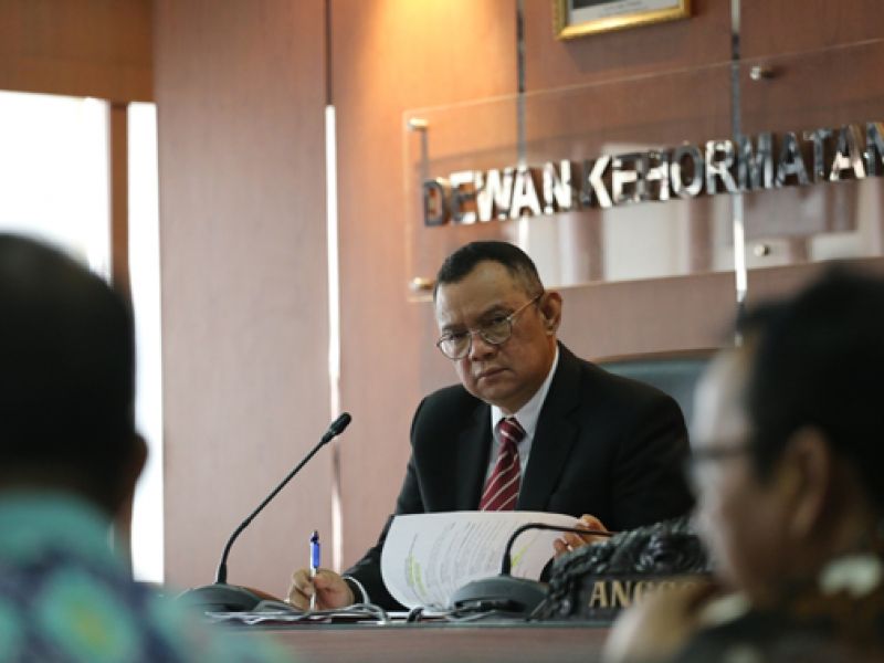 Anggota DKPP RI, Alfitra Salam ketika memimpin sidang dugaan pelanggaran kode etik di Kantor Bawaslu Provinsi Jambi