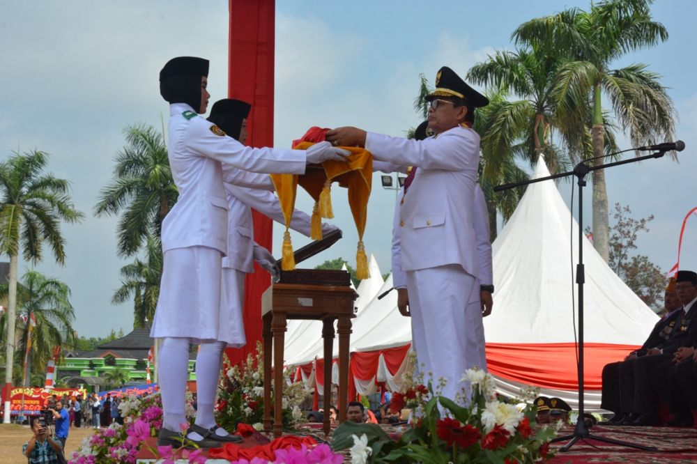 Plt Gubernur Jambi Fachori saat menyerahkan bandara merah putih 