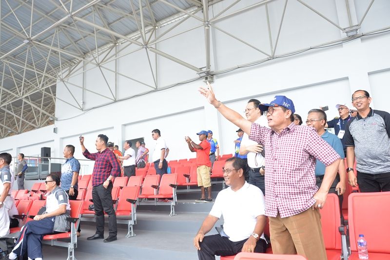 Plt Gubernur Jambi Fachrori saat menyaksikan Dayung Putri, yakni Tim Perahu Naga 200 meter Putri, yang dilaksanakna di Danau Jakabaring, Jakabaring Rowing and Canoeing Regatta Course, Palembang, Sumatera Selatan, Sabtu (25/8).
