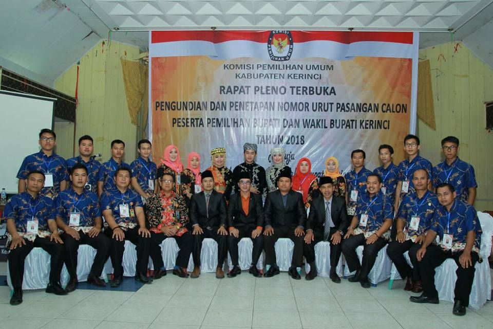 Komisioner KPU Kerinci bersama jajarannya