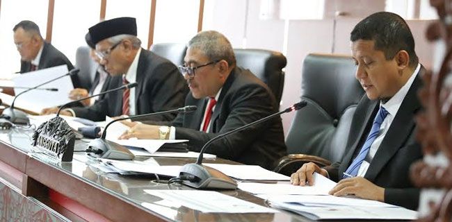 Ketua dan anggota DKPP ketika melaksanakan sidang dugaan pelanggaran etika Penyelenggara Pemilu