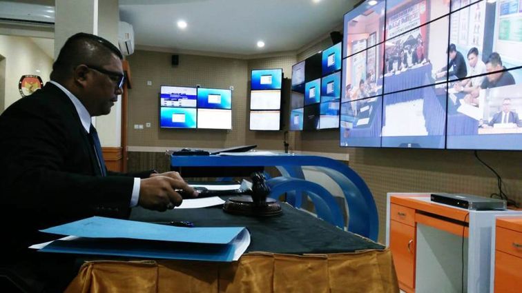 Anggota DKPP, Fritz Edward Siregar ketika memimpin persidangan pelanggaran etika penyelenggara Pemilu