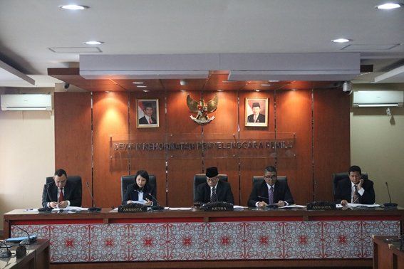 Ketua dan Anggota DKPP RI saat menyidangkan perkara dugaan pelanggaran etika penyelenggara Pemilu