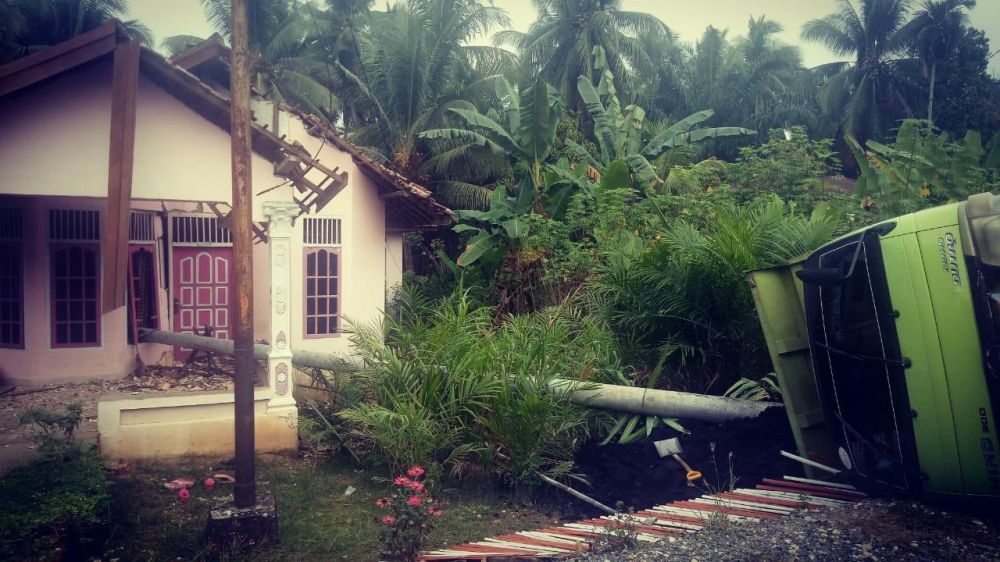 Rumah warga amblas ulah Mobil Truk Batubara menabrak tiang listrik.