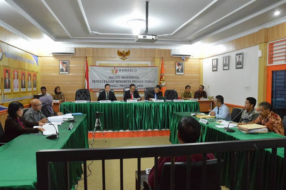 sidang ajudikasi sengketa.Putusan sidang adjudikasi ini dibacakan Ketua Majelis Adjudikasi Asnawi didampingi Anggota Majelis Afrizal, Rofiqoh Febrianti dan Wein Arifin pada sore ini Rabu (5/9/2018).