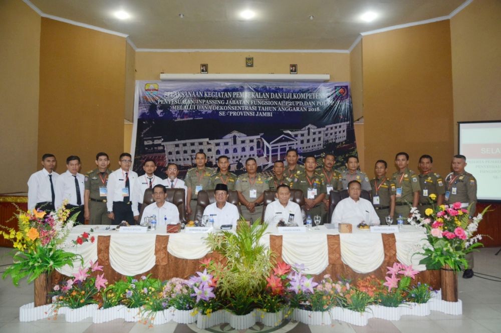 Plt Gubernur Jambi H Fachrori Umar, Senin (12/9) membuka Pembekalan dan Uji Kompetensi Penyesuaian/Inpassing Jabatan Fungsional P2UPD dan Pol PP se Provinsi Jambi.