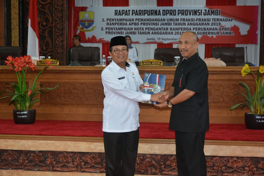 Rapat Paripurna Dewan Perwakilan Rakyat Daerah (DPRD) Provinsi Jambi dalam rangka Penyampaian Pemandangan Umum Fraksi-fraksi terhadap Ranperda APBD Provinsi Jambi Tahun Anggaran 2019 dan Penyampaian Nota Pengantar Ranperda Perubahan APBD Provinsi Jambi Tahun Anggaran 2018 oleh Gubernur Jambi, bertempat di Ruang Rapat Utama Gedung DPRD Provinsi Jambi, Rabu (19/09/2018).