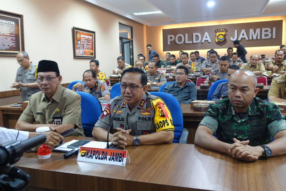 Mendengarkan teleconference Penyelenggaraan Pemilu Serentak tahun 2019 