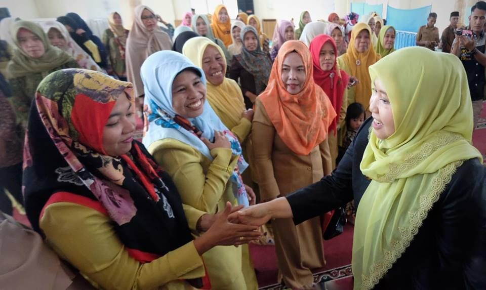 Bupati menyalami warga usai menyerahkan intensif guru madin