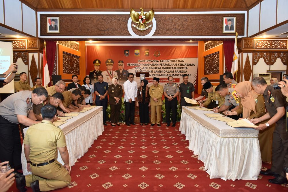 Plt Gubernur Jambi H.Fachrori Umar menyaksikan penandatanganan perjanjian kerjasama antara Aparatur Pengawas Internal Pemerintah (APIP) dengan Aparat Penegak Hukum (APH) meliputi Pemerintah Kabupaten/Kota se-Provinsi Jambi dengan Kejaksaan Negeri dan Kepolisian Resort se-Provinsi Jambi 