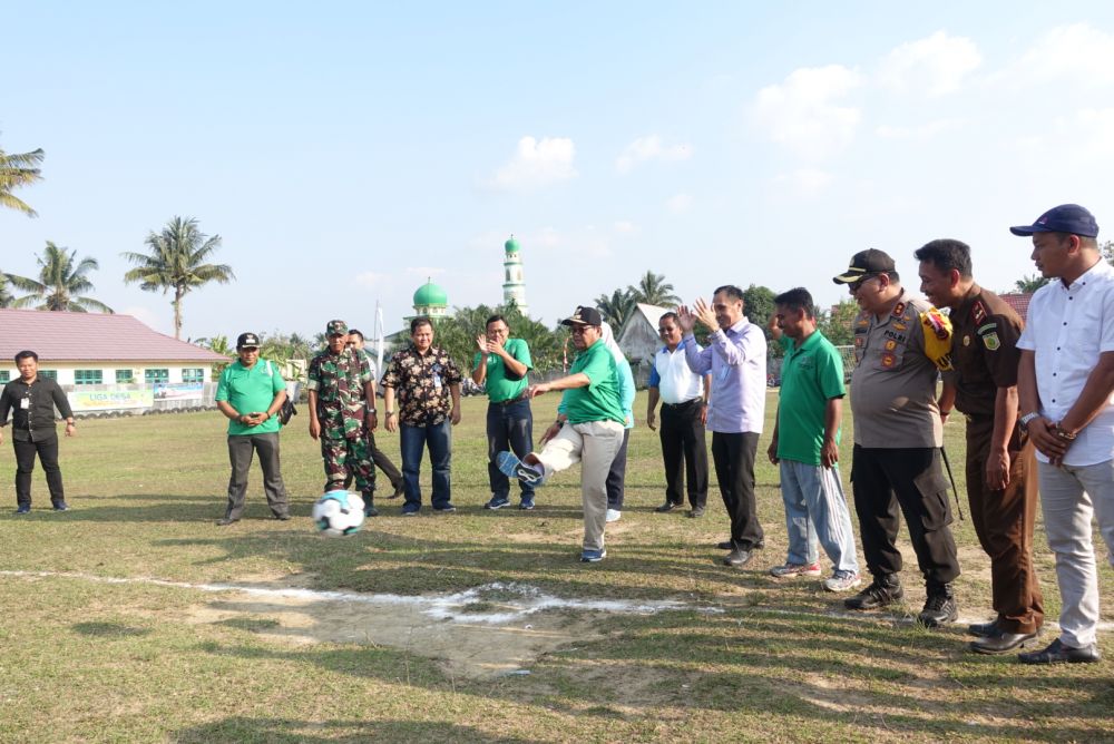 Fachrori saat Membuka Liga Desa Nusantara (LDN) Seri Provinsi Jambi Tahun 2018, bertempat di Desa Purwodadi Kecamatan Tebing Tinggi Kabupaten Tanjung Jabung Barat, Kamis (27/09) sore.

