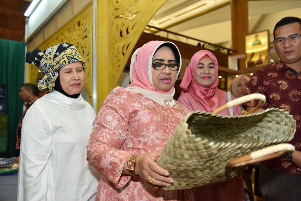 Rahimah  melakukan Peninjauan Stand Dekranasda Provinsi Jambi dan Stand Dekranasda 11 Kabupaten/Kota Se Provinsi Jambi yang mengikuti Kriyanusa Tahun 2018,bertempat di Jakarta Convention Center (JCC) Senayan, Jakarta Pusat, Jumat (28/09) sore.