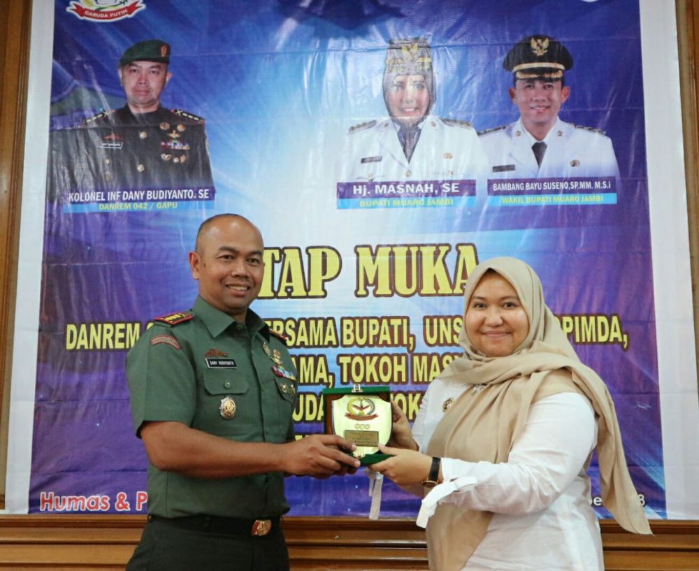 Bupati memberikan cinderamata ke Danrem