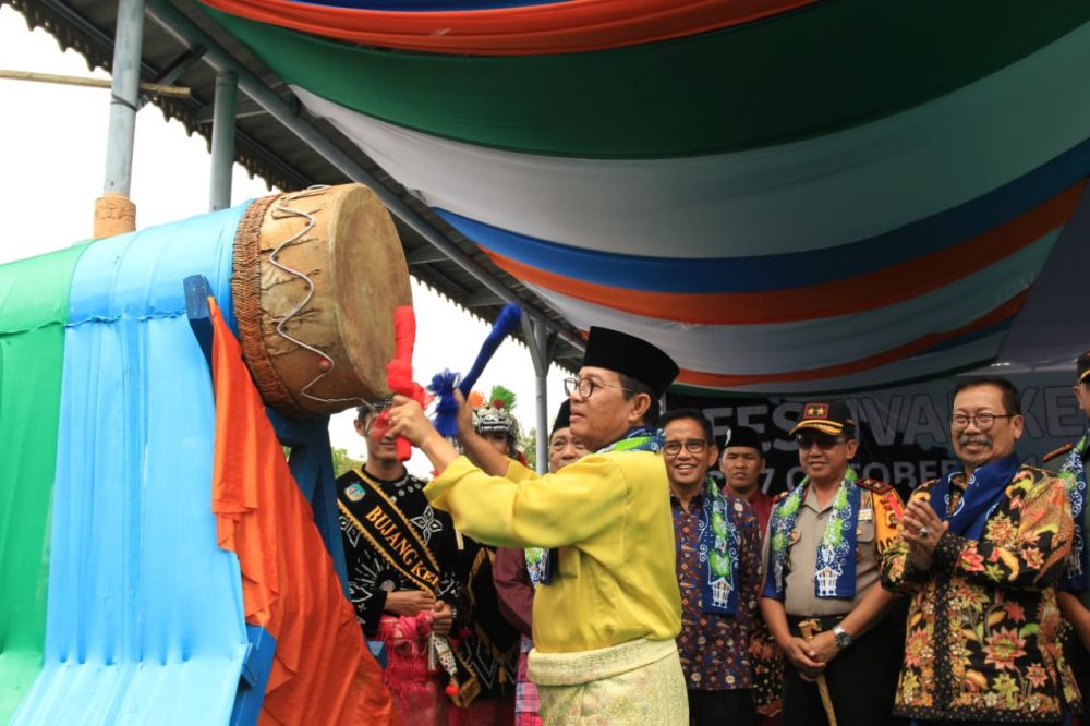 Pembukaan Pestival Kerinci di Tandai Pemukulan Beduk oleh Plt. Gubernur Jambi dan dikuti oleh Staf Ahli Menteri, Kapolda, Danrem dan Kajati.