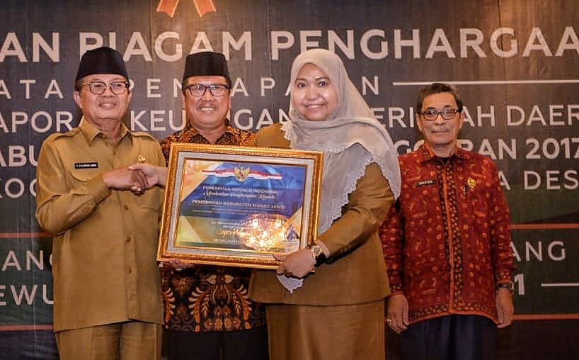 Bupati Masnah menerima opini WTP langsung dari BPK RI.
