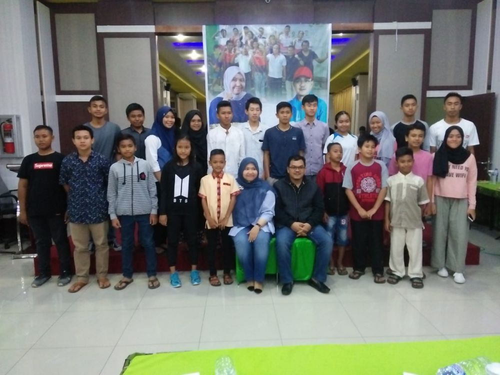 Bupati Masnah Foto Bersama Atlet PBSI Muaro Jambi Usai Pemberian Bonus