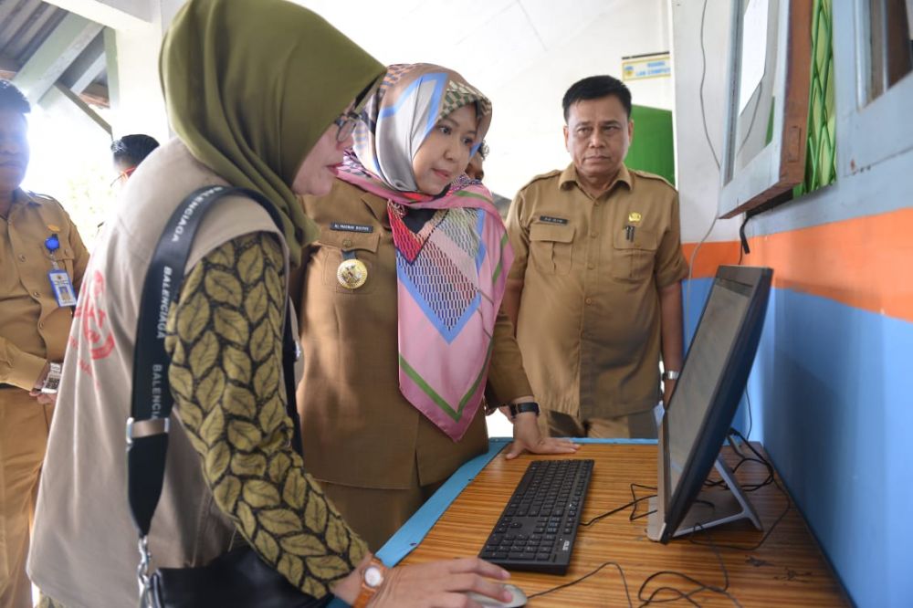 Bupati Masnah mengecek pelaksanaan tes CPNS