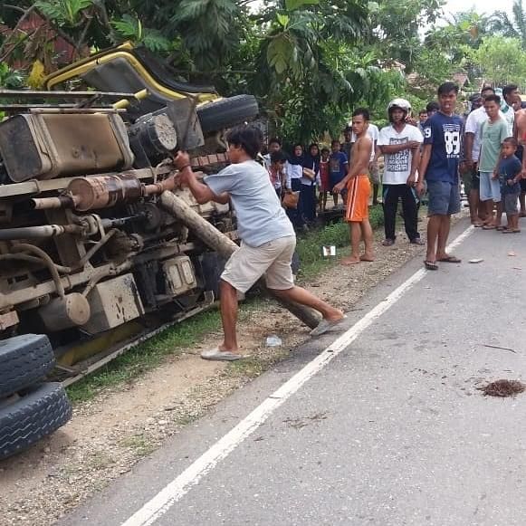Warga Merasa Kesal dan Berusaha Untuk Membalikan Truk Batubara