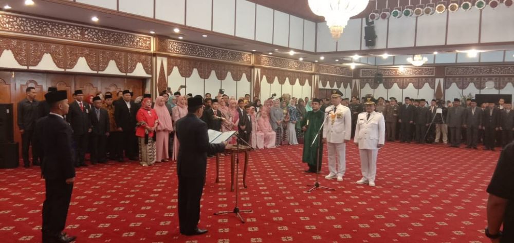 Plt Gubernur Jambi Fachrori Umar melantik Walikota dan Wakil Walikota Jambi terpilih.