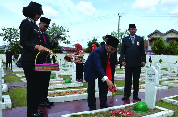 Plt Gubernur Jambi Fachrori Umar Ziarah ke Makan Pahlawan