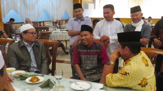 Truk batubara yang dibakar warga