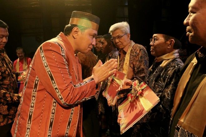 Plt Gubernur Jambi saat menerima sertifikat warisan budaya tak benda
