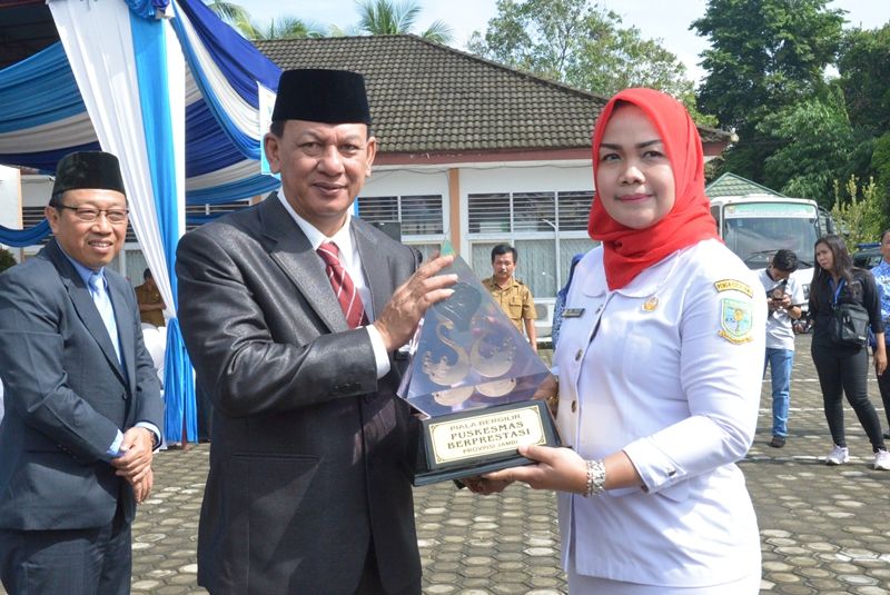 Sekda M Dianto Memberi Penghargaan Kepada Insan Kesehatan yang Berprestasi