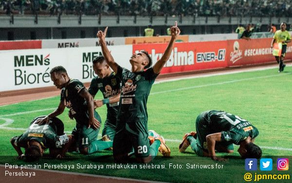Para Pemain Persebaya Surabaya Melakukan Selebrasi Fopto Satriowcs For Persebaya