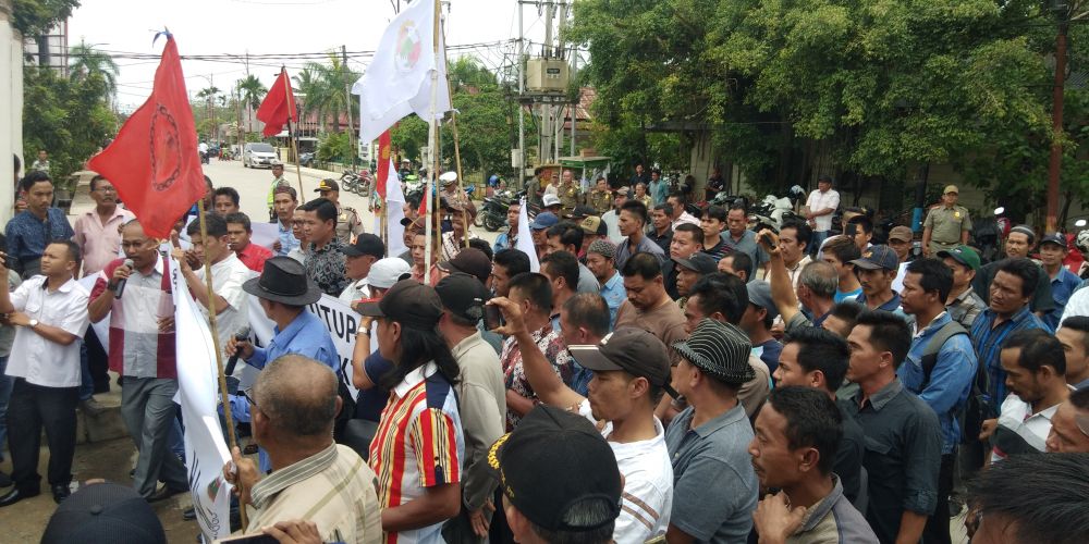 Ratusan Massa yang Meminta PT CKT Disegel