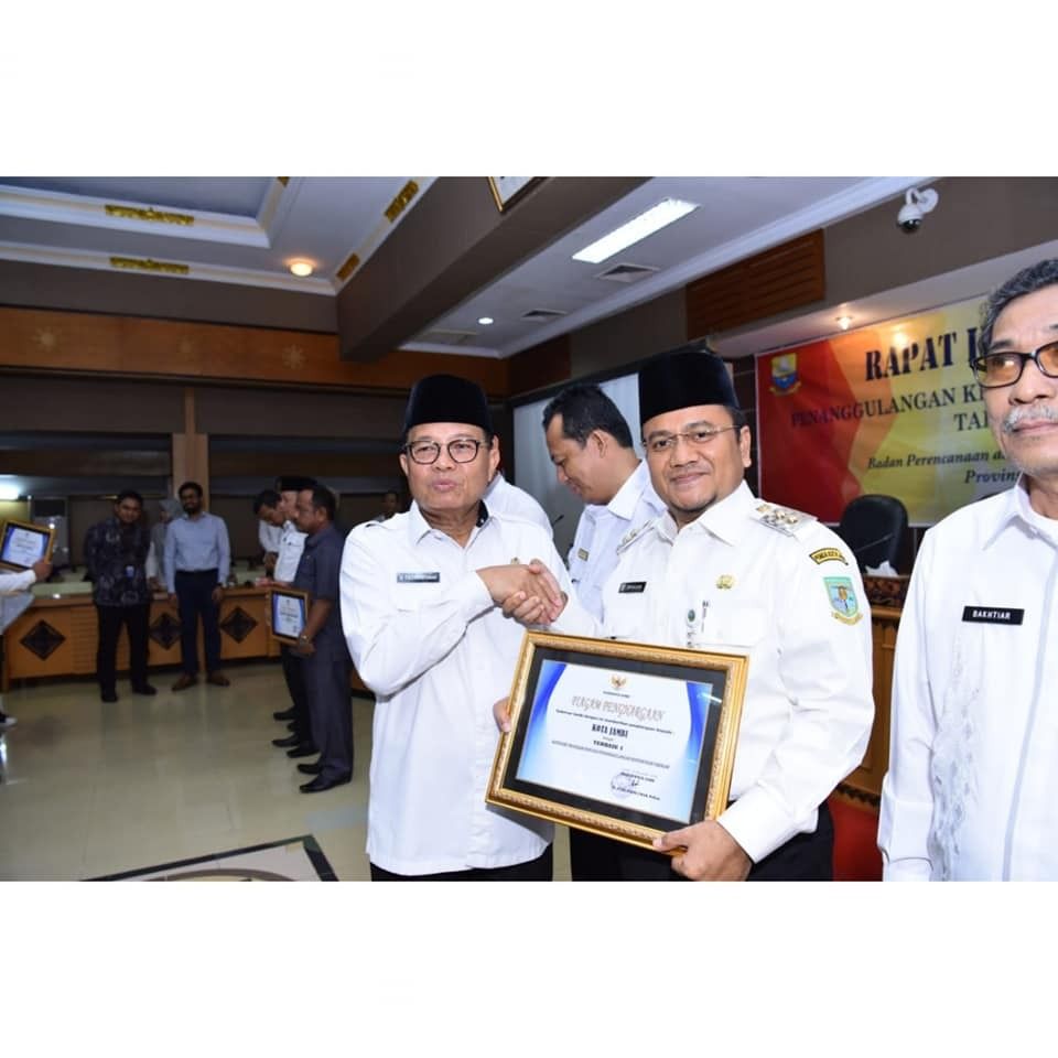 Wakilwalikota Jambi Menerima Penghargaan Kategori Terbaik  1 Penanggulangan Kemiskinan Tingkat Provinsi Jambi
