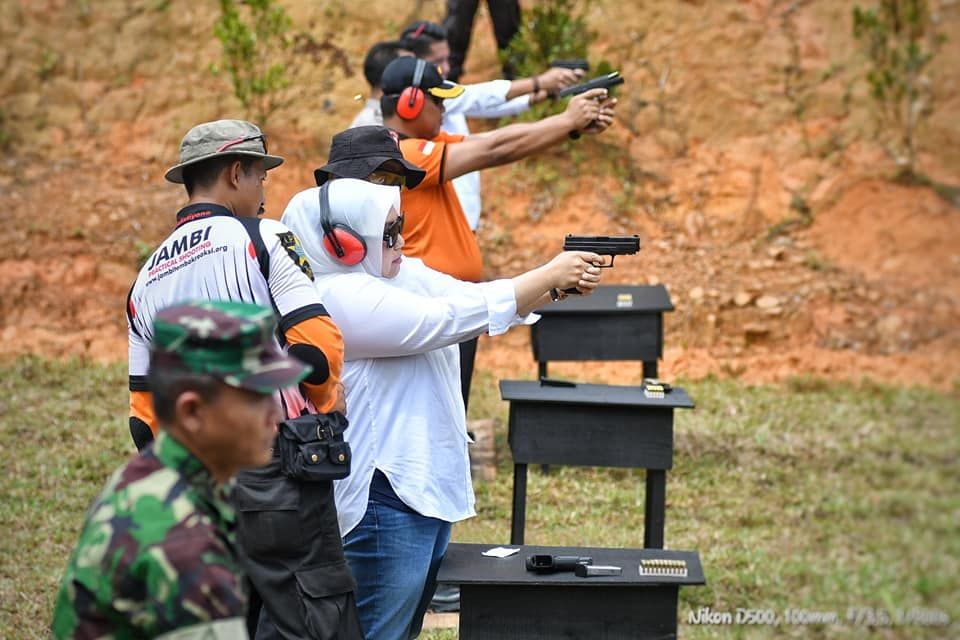 Bupati Masnah Ketika Mengikuti Latihan Menembak Bersama Polres Muarojambi