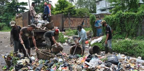 Petugas Kebersihan Mengangkut Sampah