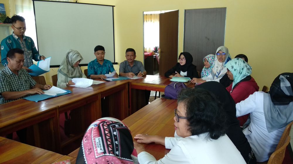 Tiga dosen PBSI FKIP Universitas Jambi Saat Memberikan Materi Kepada Peserta Kegiatan yang Berlangsung di SMA Negeri 1 Muarojambi