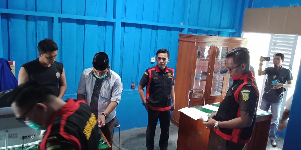 Tim penyidik sedang berada di salah satu ruangan di dinas Damkar Sarolngun.