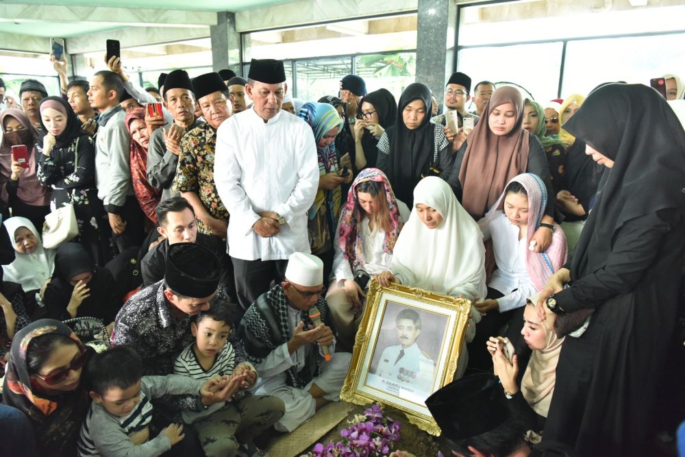 Zumi Zola putra tertua Zulkifli Nurdin Mantan Gubernur Jambi dua periode hadir di pemakanan bersama  Istri almarhum H Ratu Munawaroh.