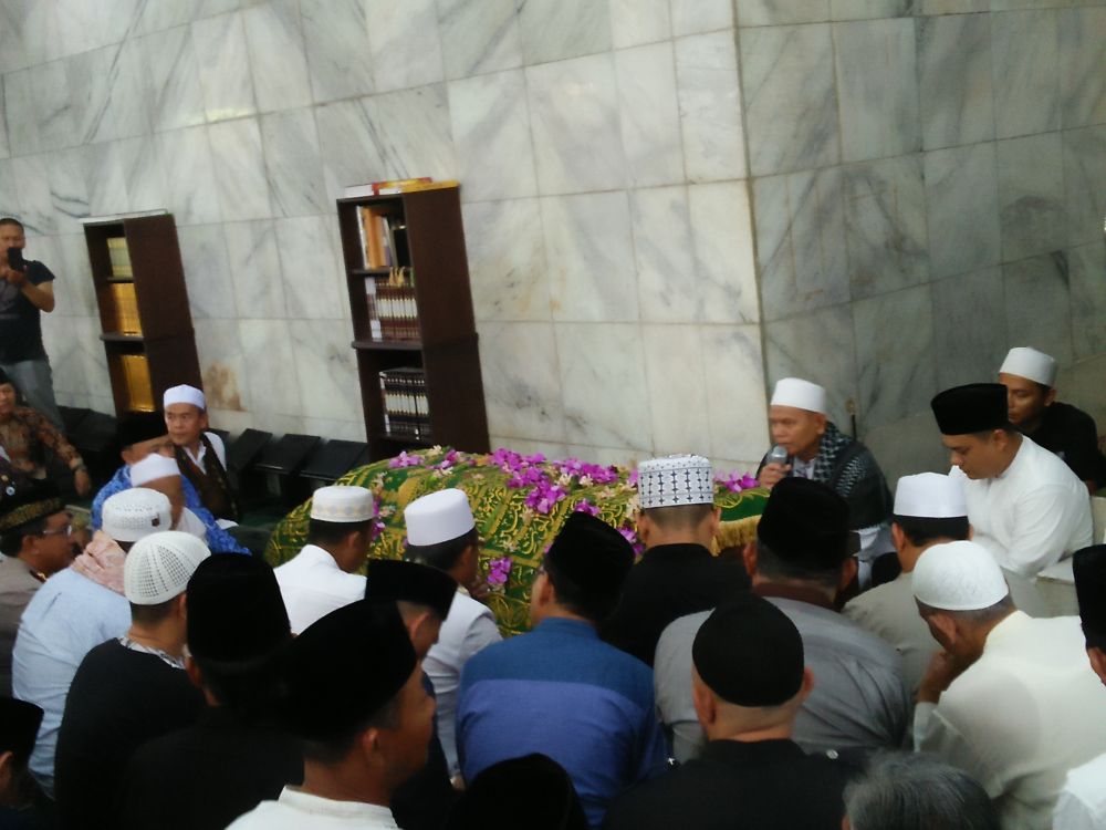 Jenazah Zulkifli Nurdin usai disolatkandisolatkan. 