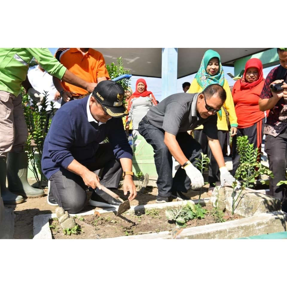 Wakil Walikota Jambi Maulana bersama Kepala Dinas Pendidikan dan guru se-Kota Jambi adakan bakti sosial di TPU Singkawang